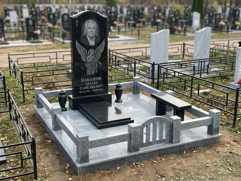 Памятник с гравировкой ангела — гравировка ангела с голубем по диагонали стелы, работа «Пономарёв» в Екатеринбурге
