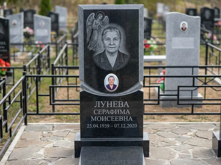 Памятник с гравировкой ангела — гравировка двух ангелов по сторонам портрета, работа «Журавлёва» в Екатеринбурге