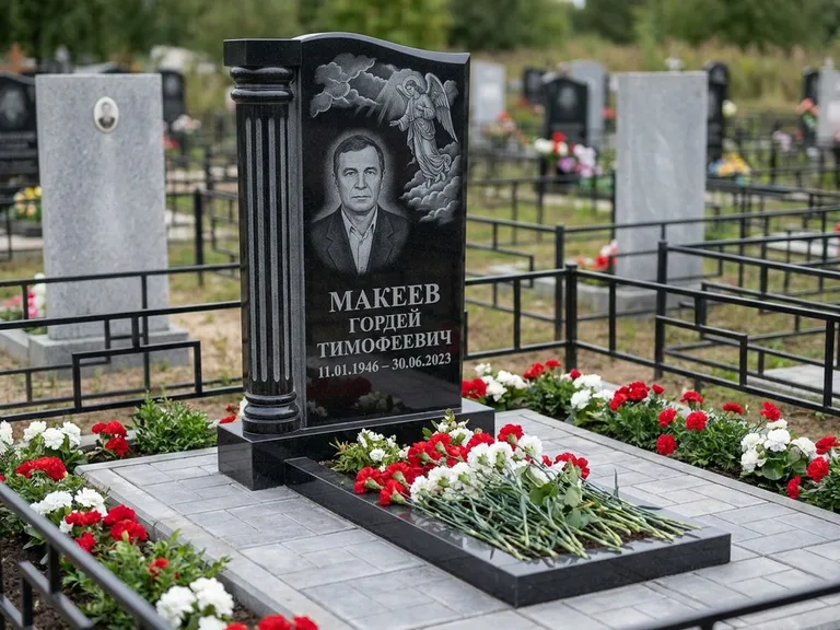 Памятник с гравировкой ангела — гравировка ангела в облаках с лучами над портретом, работа «Селиванов» в Екатеринбурге