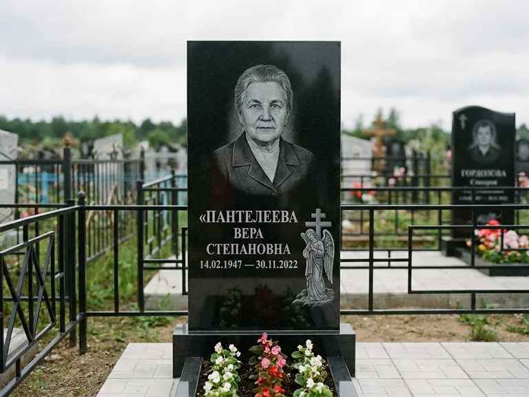 Памятник с гравировкой ангела — гравировка ангела с крестом рядом с эпитафией, работа «Пантелеева» в Екатеринбурге