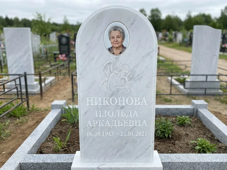 Памятник с гравировкой ангела — белая гравировка скорбящего ангела над портретом, работа «Гордеева» в Екатеринбурге