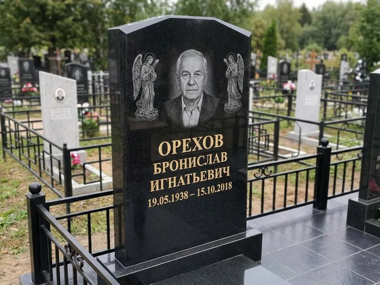 Памятник с гравировкой ангела — гравировка ангела-хранителя сбоку от портрета, работа «Фаддеев» в Екатеринбурге
