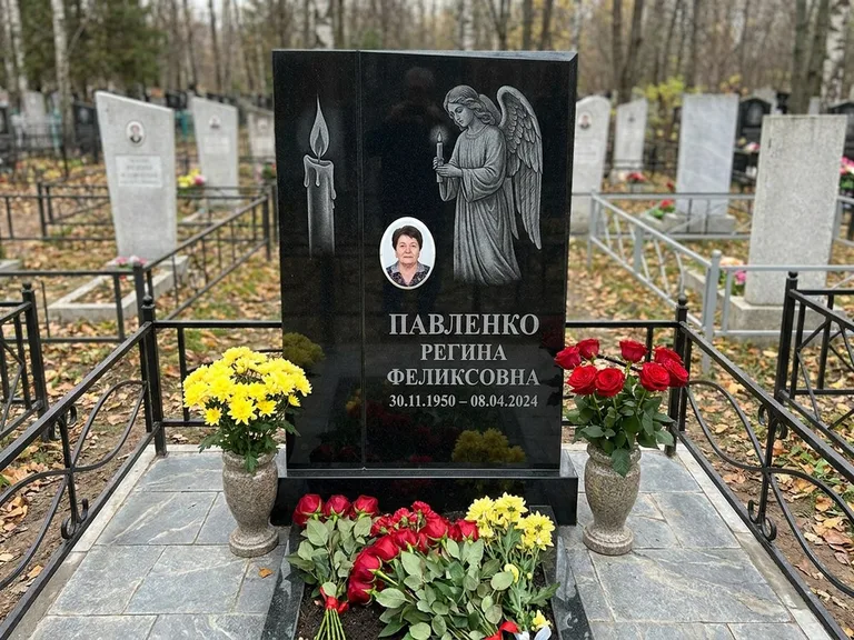 Памятник с гравировкой ангела — гравировка молящегося ангела в верхней части стелы, работа «Пантелеева» в Екатеринбурге
