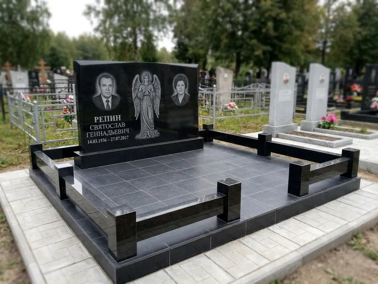 Памятник с гравировкой ангела — гравировка ангела с крестом рядом с эпитафией, работа «Касаткин» в Екатеринбурге