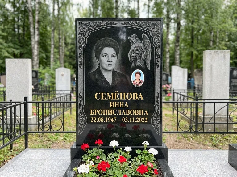 Памятник с гравировкой ангела — гравировка ангела с голубем по диагонали стелы, работа «Лобанова» в Екатеринбурге