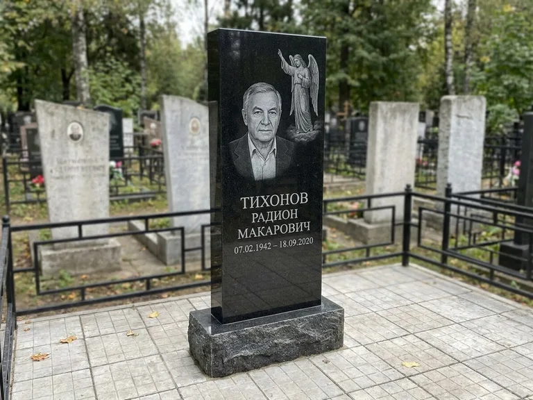 Памятник с гравировкой ангела — гравировка двух ангелов по сторонам портрета, работа «Свиридов» в Екатеринбурге