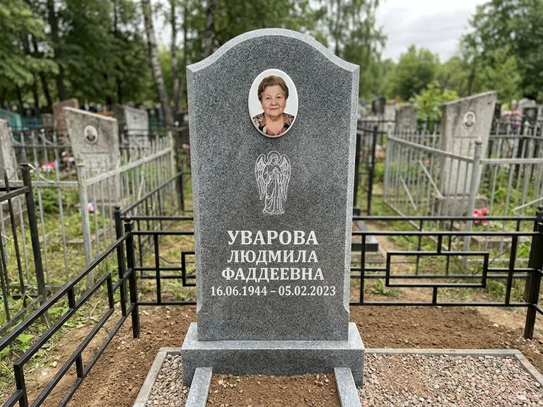 Памятник с гравировкой ангела — гравировка ангела в облаках с лучами над портретом, работа «Игнатова» в Екатеринбурге