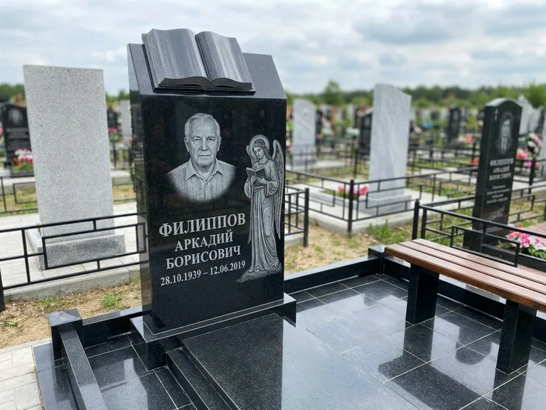 Памятник с гравировкой ангела — белая гравировка скорбящего ангела над портретом, работа «Доронин» в Екатеринбурге