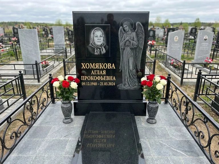 Памятник с гравировкой ангела — гравировка ангела-хранителя сбоку от портрета, работа «Яковлева» в Екатеринбурге
