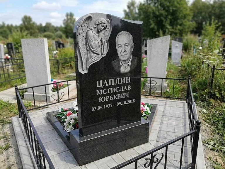 Памятник с гравировкой ангела — гравировка молящегося ангела в верхней части стелы, работа «Пономарёв» в Екатеринбурге