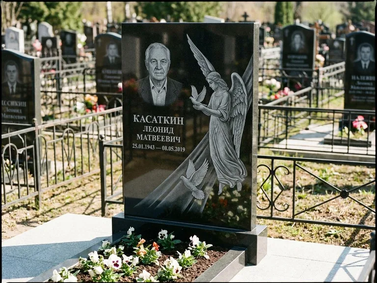 Памятник с гравировкой ангела — гравировка ангела с голубем по диагонали стелы, работа «Касаткин» в Екатеринбурге