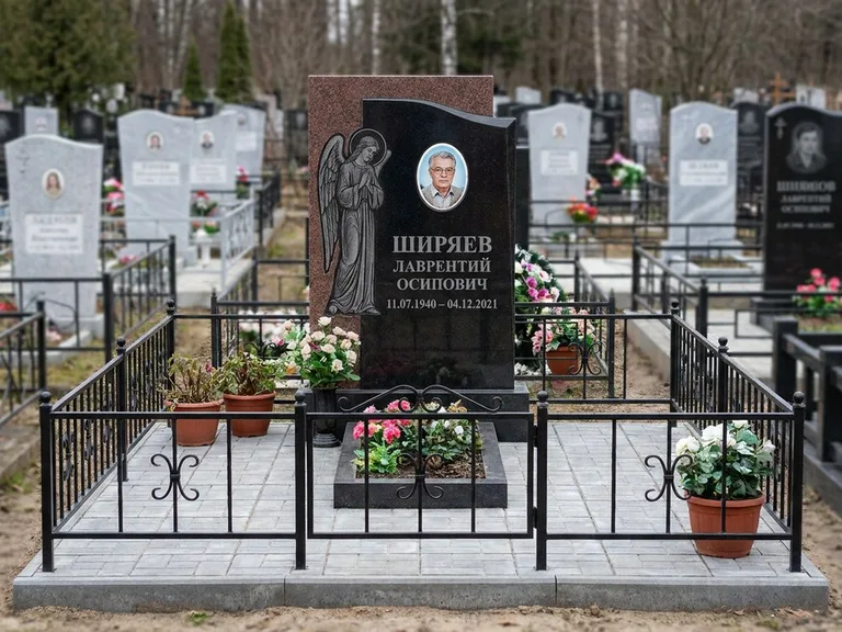 Памятник с гравировкой ангела — гравировка ангела с голубем по диагонали стелы, работа «Селиванов» в Екатеринбурге