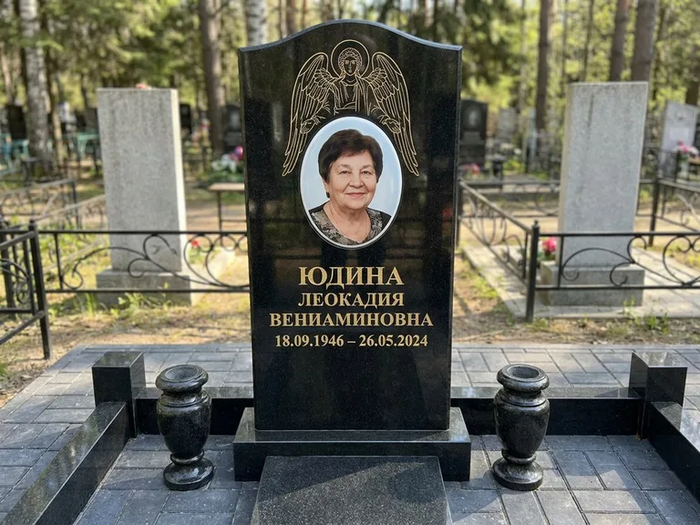 Памятник с гравировкой ангела — гравировка двух ангелов по сторонам портрета, работа «Гордеева» в Екатеринбурге