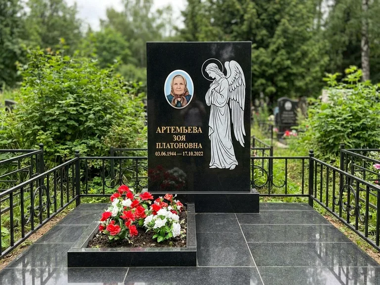 Памятник с гравировкой ангела — гравировка ангела в облаках с лучами над портретом, работа «Фаддеев» в Екатеринбурге
