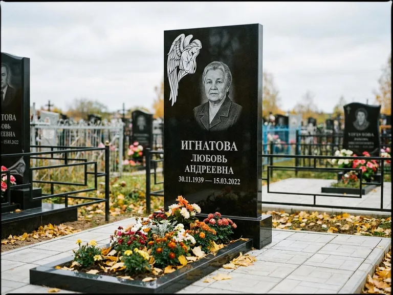 Памятник с гравировкой ангела — белая гравировка скорбящего ангела над портретом, работа «Игнатова» в Екатеринбурге
