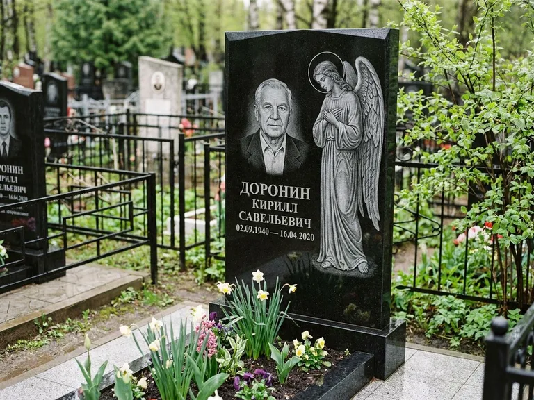 Памятник с гравировкой ангела — гравировка ангела-хранителя сбоку от портрета, работа «Доронин» в Екатеринбурге