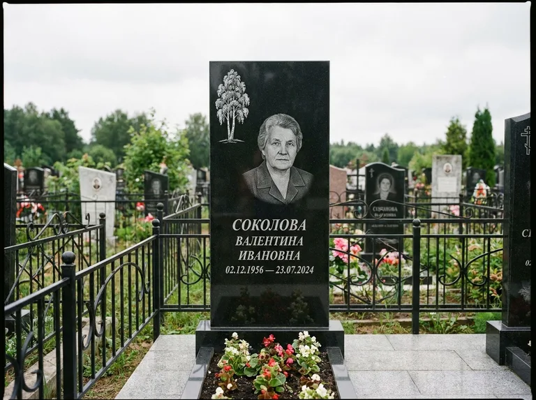 Памятник с гравировкой берёзы — гравировка одинокой берёзы над именем, работа «Соколова» в Екатеринбурге