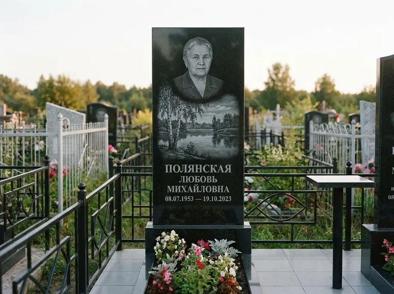 Памятник с гравировкой берёзы — гравировка берёзы у зеркального озера, работа «Полянская» в Екатеринбурге