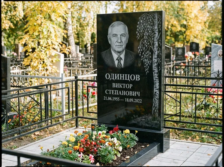 Памятник с гравировкой берёзы — гравировка плакучей берёзы с тонкими ветвями, работа «Одинцов» в Екатеринбурге