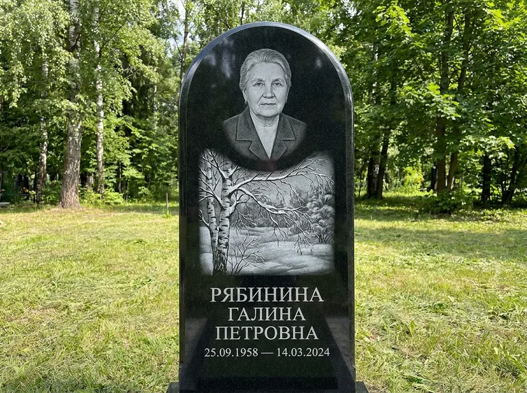 Памятник с гравировкой берёзы: стела с плавным арочным верхом — зимняя берёза, снег на ветвях, газон без ограды, стриженая трава, работа «Рябинина» в Екатеринбурге