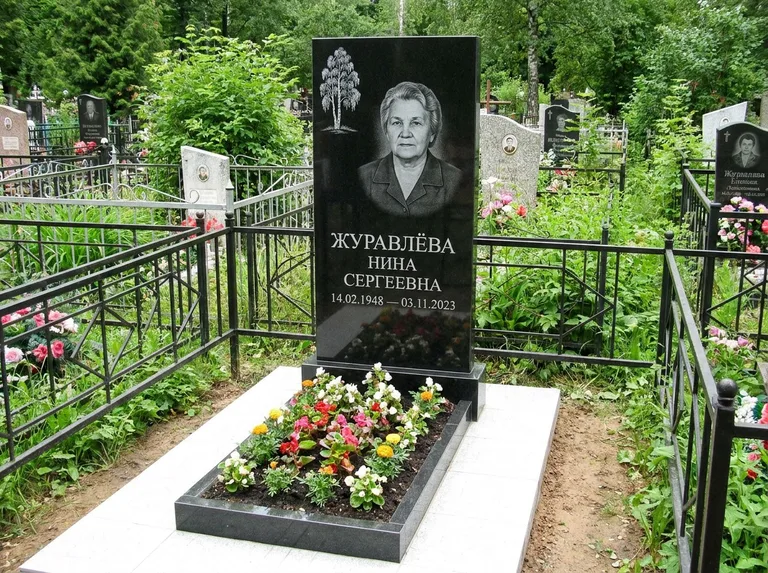 Памятник с гравировкой берёзы — гравировка одинокой берёзы над именем, работа «Журавлёва» в Екатеринбурге