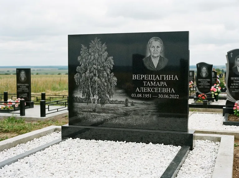 Памятник с гравировкой берёзы: широкая горизонтальная стела — берёза у поля, простор до горизонта, белая мраморная крошка с бордюром, работа «Верещагина» в Екатеринбурге