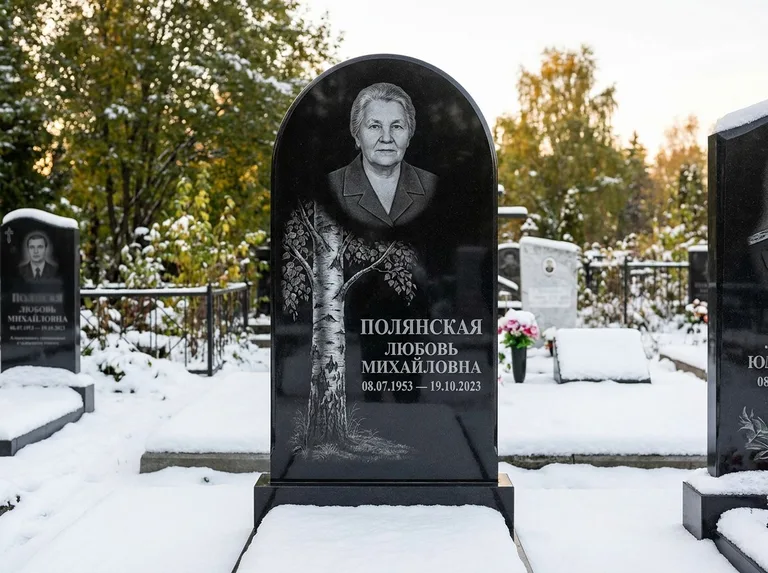 Памятник с гравировкой берёзы: полукруглая стела — объёмная одинокая берёза с фактурной корой, заснеженный зимний участок, работа «Полянская» в Екатеринбурге