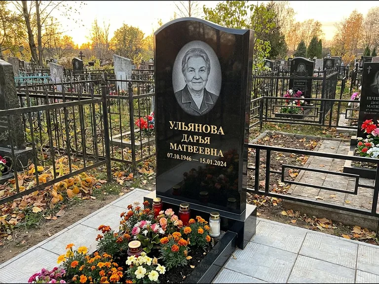 Гравировка портрета на чёрном граните — выполненная работа 12 в Екатеринбурге