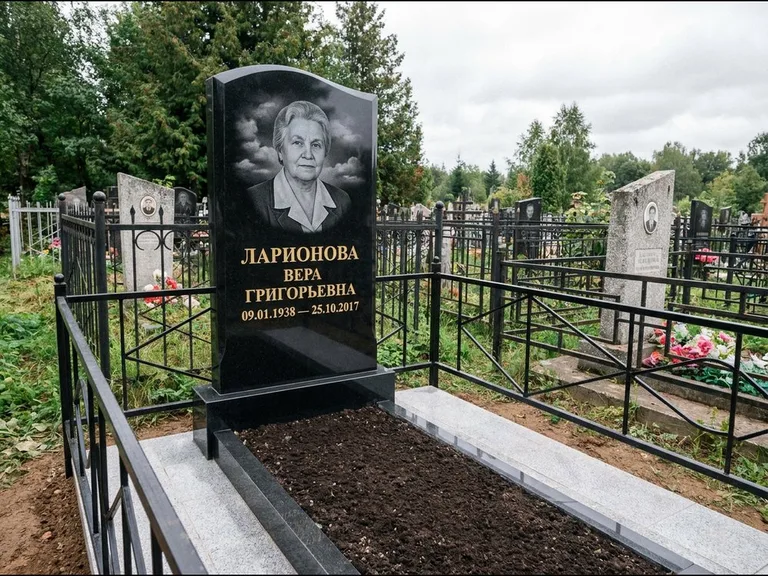 Гравировка портрета на чёрном граните — выполненная работа 16 в Екатеринбурге