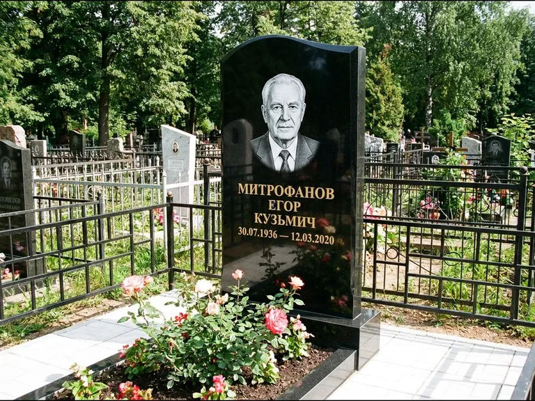 Гравировка портрета на чёрном граните — выполненная работа 29 в Екатеринбурге