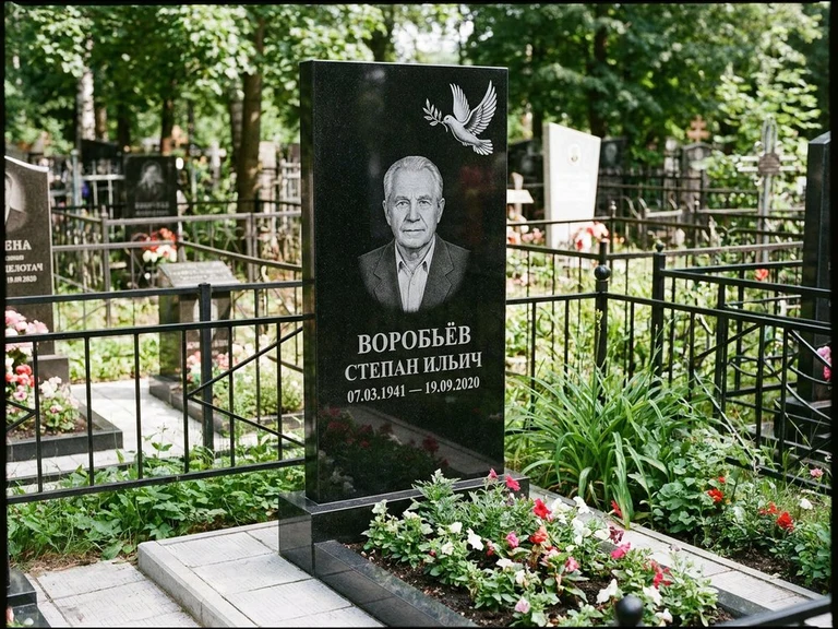 Гравировка голубей на памятник в Екатеринбурге — памятник из чёрного гранита с гравировкой