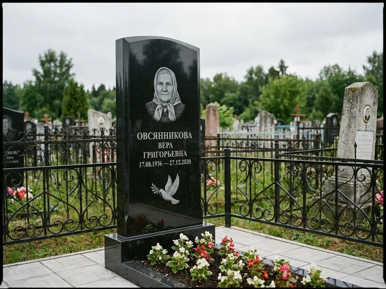 Памятник с гравировкой голубей — гравировка голубя с оливковой ветвью рядом с эпитафией, работа «Овсянникова» в Екатеринбурге