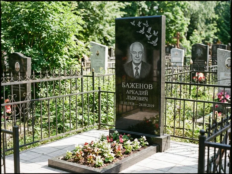 Памятник с гравировкой голубей — гравировка стаи голубей, взлетающей от угла стелы, работа «Баженов» в Екатеринбурге
