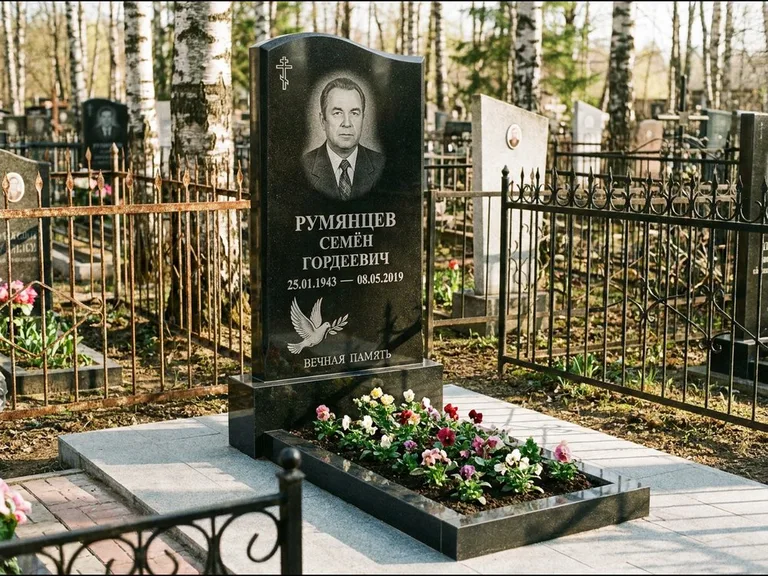 Памятник с гравировкой голубей — гравировка голубя с оливковой ветвью рядом с эпитафией, работа «Румянцев» в Екатеринбурге
