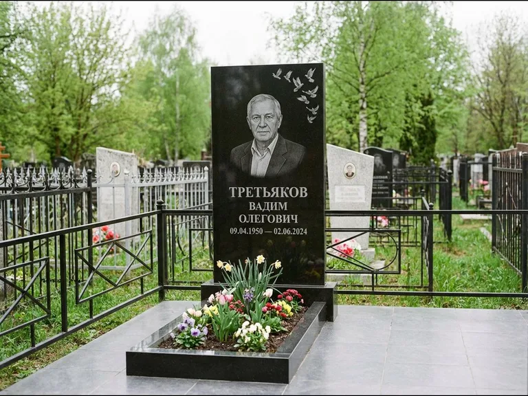 Памятник с гравировкой голубей — гравировка стаи голубей, взлетающей от угла стелы, работа «Третьяков» в Екатеринбурге