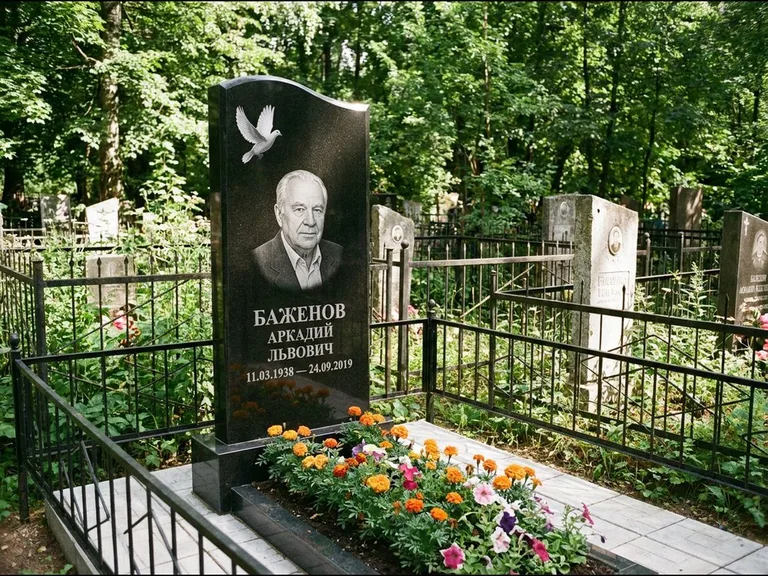 Памятник с гравировкой голубей — белая гравировка взлетающего голубя над портретом, работа «Баженов» в Екатеринбурге