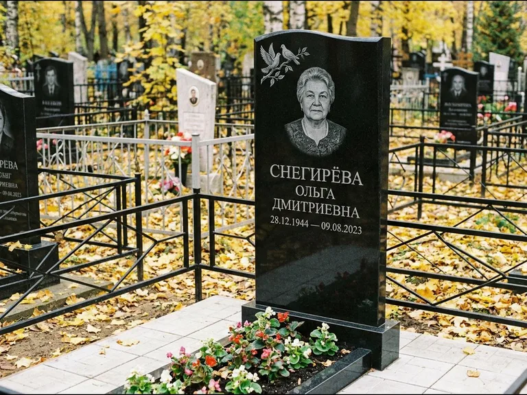 Памятник с гравировкой голубей — гравировка пары голубей на ветке в верхнем углу стелы, работа «Снегирёва» в Екатеринбурге