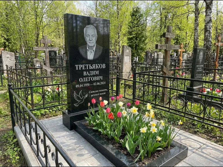 Памятник с гравировкой голубей — гравировка голубя с оливковой ветвью рядом с эпитафией, работа «Третьяков» в Екатеринбурге