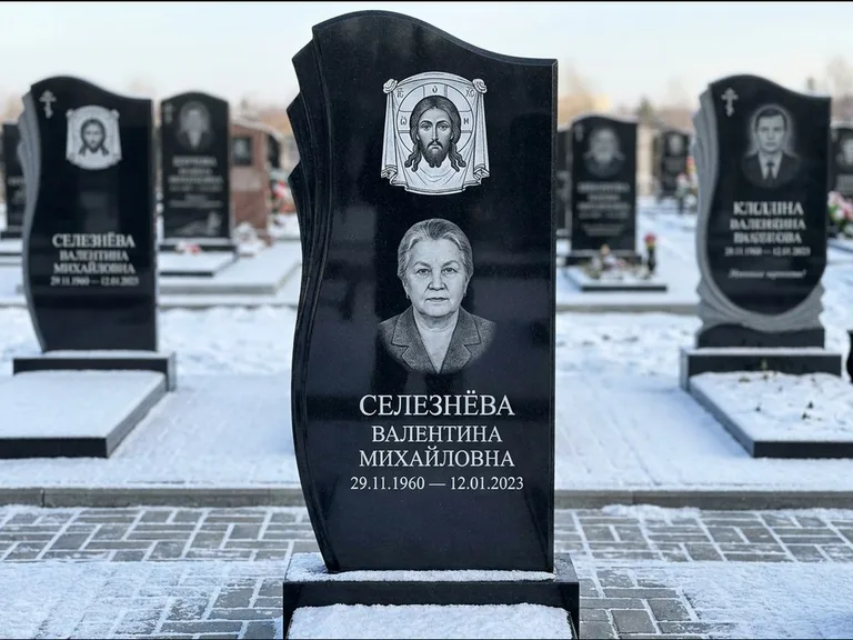 Памятник с гравировкой иконы — Казанская икона Божией Матери на стеле, работа «Одинцов» в Екатеринбурге