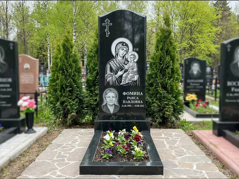 Памятник с гравировкой иконы — икона в резном киоте, работа «Гущин» в Екатеринбурге