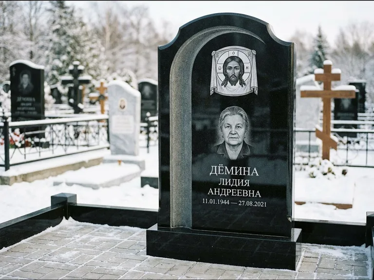 Памятник с гравировкой иконы: гранёный восьмиугольный обелиск с крестом — гравировка Николая Чудотворца, семейный участок с гранитной скамьёй, работа «Зотов» в Екатеринбурге