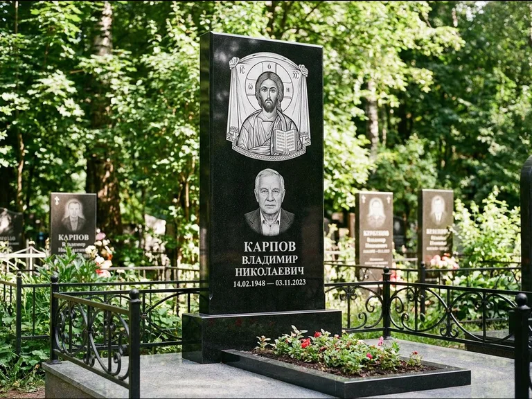 Памятник с гравировкой иконы: широкая двойная семейная стела — золочёный нимб на образе, цветник с красными розами, работа «Воронцова» в Екатеринбурге