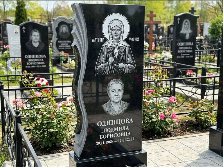 Памятник с гравировкой иконы: ступенчатая двухуровневая стела — Архангел Михаил на стеле, каменная дорожка из плитняка, работа «Одинцов» в Екатеринбурге