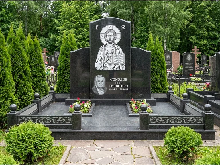 Памятник с гравировкой иконы: широкая горизонтальная лежачая плита-стела — икона в резной рамке-киоте, серая гравийная отсыпка с бордюром, работа «Богданова» в Екатеринбурге