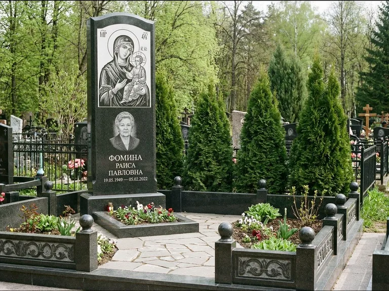 Памятник с гравировкой иконы: высокий гранёный обелиск с крестом-навершием — гравировка образа Матроны Московской, открытый участок без ограды, работа «Третьяков» в Екатеринбурге