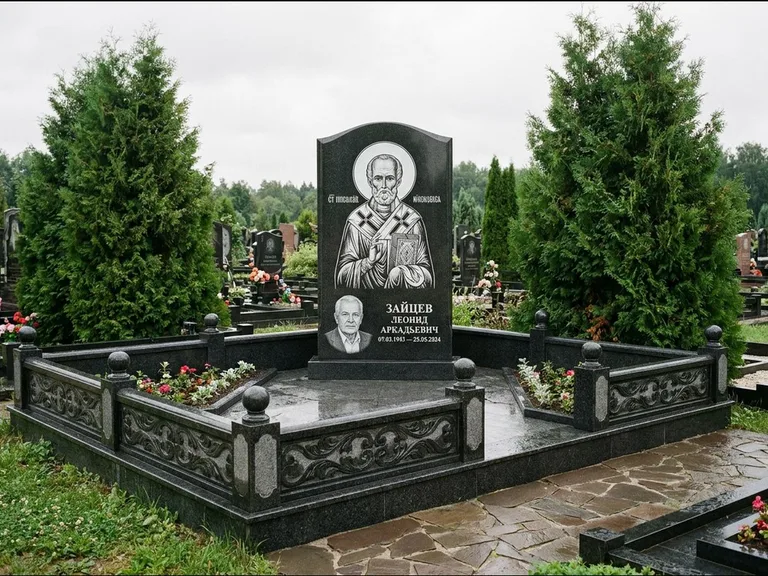 Памятник с гравировкой иконы: стела с гранитным столиком и скамьёй — Архангел Михаил на стеле, семейный участок с плиткой, работа «Верещагина» в Екатеринбурге
