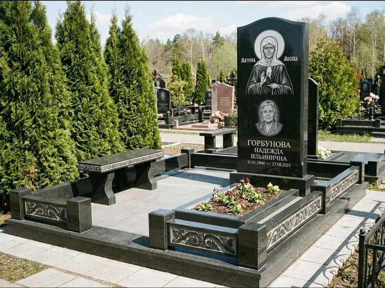 Памятник с гравировкой иконы: стела в форме раскрытой книги с образом — гравировка образа Спасителя, цоколь тёмной плиткой, работа «Зотов» в Екатеринбурге