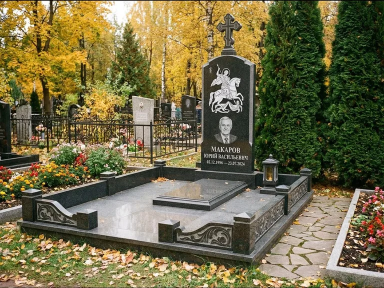 Памятник с гравировкой иконы: ступенчатая трёхуровневая стела — золочёный нимб на образе, дорожка из природного плитняка, работа «Лебедева» в Екатеринбурге