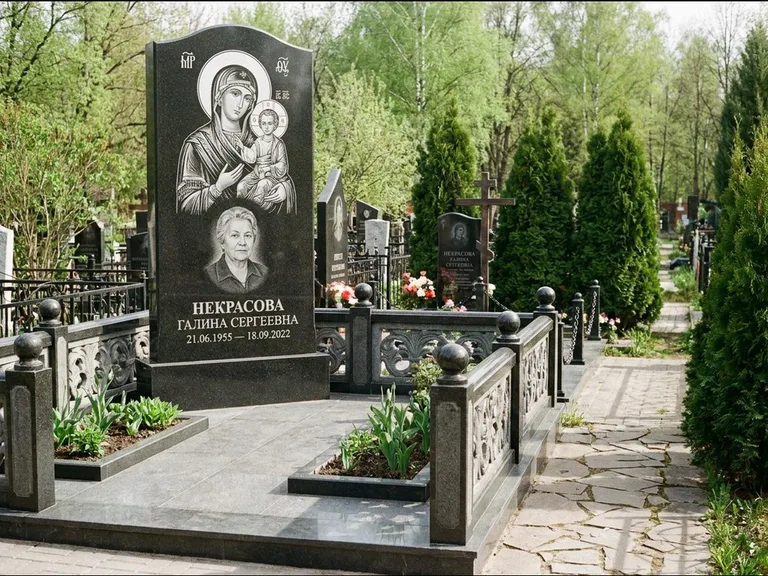 Памятник с гравировкой иконы: полукруглая стела с купольным навершием — Архангел Михаил на стеле, заснеженный зимний участок, работа «Гущин» в Екатеринбурге
