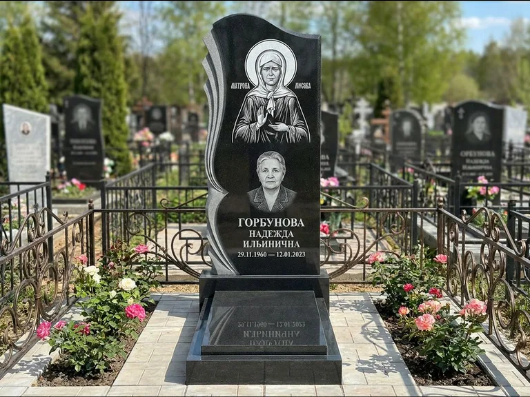 Памятник с гравировкой иконы — икона в резном киоте, работа «Одинцов» в Екатеринбурге